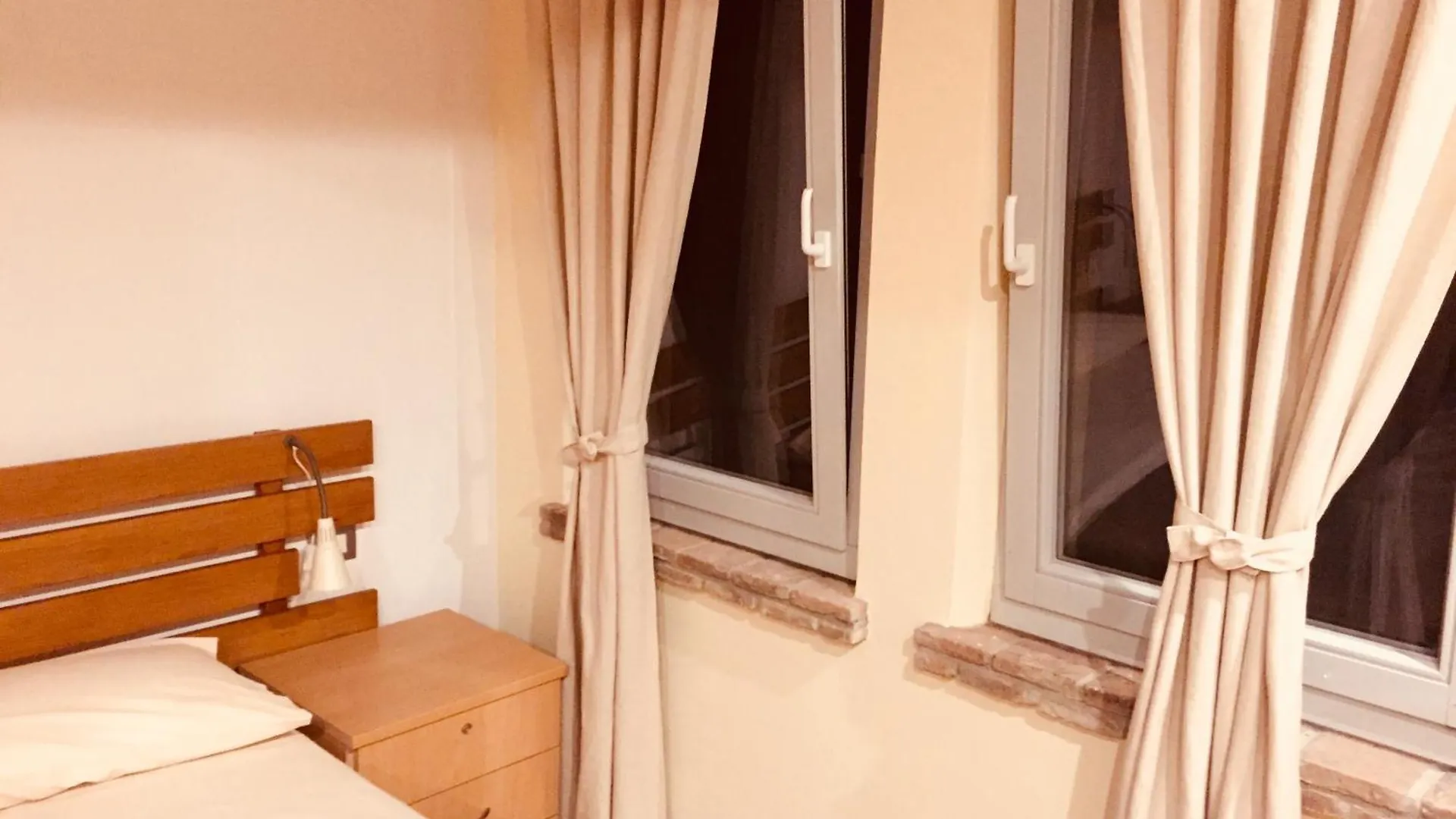 Parma Country Room Montechiarugolo 0*,